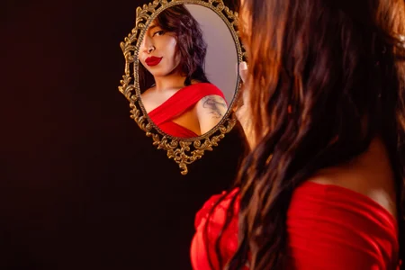 MiiaaMoonroee Low Light, Slow Music ... And you looking too much 📼💋 Foto 4