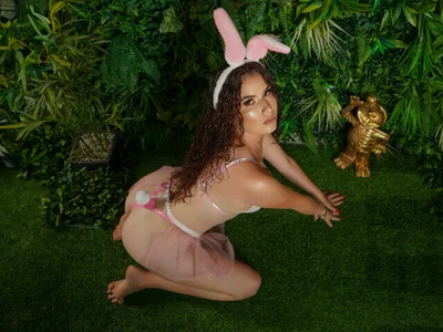 ThaliaCross your favorite bunny🐰💋❤️🔥 Pic 2