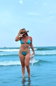 Sophia_Clark8 Beach Getaway 🏄🏻‍♀️🌞⛱🌊 Foto