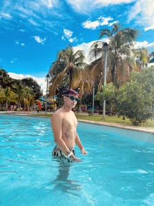 Andy_millerr: Pool day ( фото)