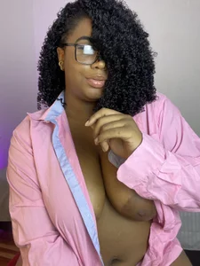 Tyra_PrivacyのA relaxed night at homeの 4枚の写真