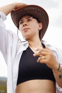 AbbySmiitth_ 🤠 Under the sun… and ready to get into mischief 🔥 Pic 2