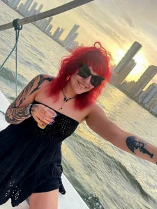 Sarah-Stoner Me in the beach again😛 slika