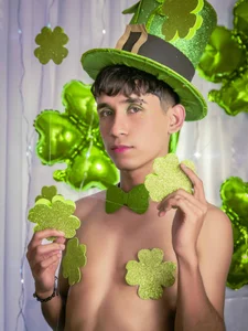 Thayler_jonesIf you're looking for luck... you've just found it 💋🍀 Bild 2