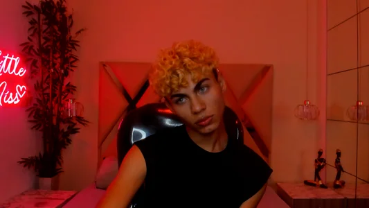 i am here and horny de Anyelo_Twink  Imagens