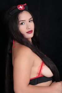 chloe_blommNaughty Nurse: Too Hot to Heal图片 4