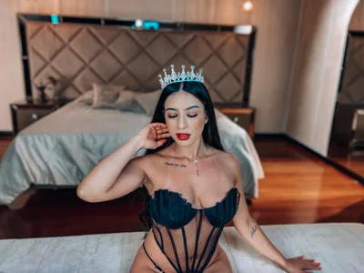 LiaPearce I am the queen of your eyes! Pic 2