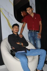 Class, style, and an irresistible dose of charm. Two men who redefine elegance with every glance 🖤✨ de darwinandbrayann Foto 2