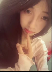 Aurora-01 小鱼个人照 টি ছবি