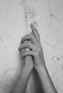 ava_mystic_ Fragments of tenderness in gray 🫦 টি ছবি