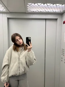 LeanneDinkle almost stuck in the elevator slika 4