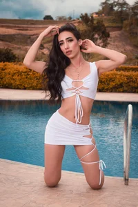 carleee_winter pool day Bilde 3