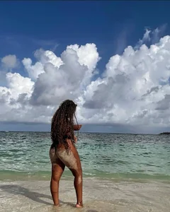 madisoncurt_ BEACH DAY Foto 3