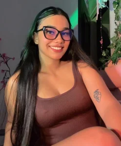 Miss Glasses 👀🩷 de liaa_swan  Imagens