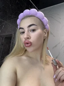 lola_lippss in bathroom Pic