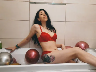 EmillyTaylor Hot bath with balloons 圖片