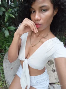 catiusca_reyes_03 Walking relaxed. Pic