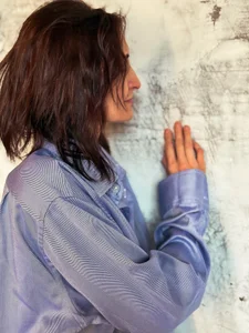 UnaTerra photo shoot in a blue shirt Pic 4