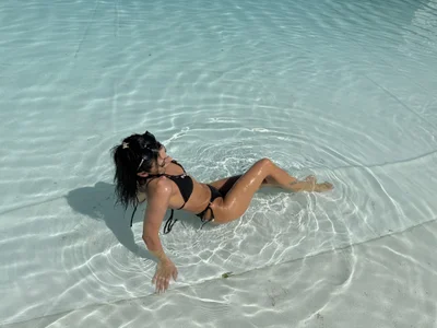 KinkyAmelie Bikini Pic 4