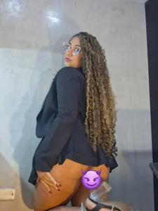 Laurentdupont04のsexy secretaryの 2枚の写真