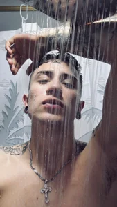 RiderVanceのWhile water falls on my body 💋🔥の 6枚の写真