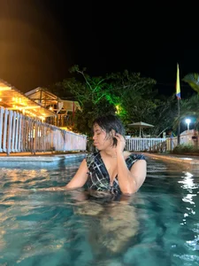 SabinaMerchettiIn the pool图片 2