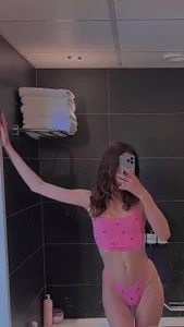 Regina_Sweet054 Public Pic 2