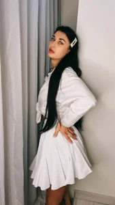 AriannaCruise Lady in White Bilde 2