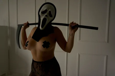 BellaHere Caught by Ghostface Hình 4