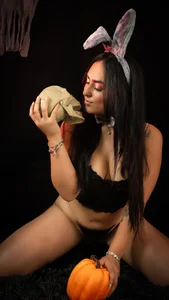 Iris_colette BUNNY 👻🎃🐰 Pic 2