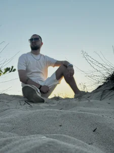 JamesMyerss 🥂 Pic 3