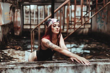 babi_vale between broken walls and strong curves Pic