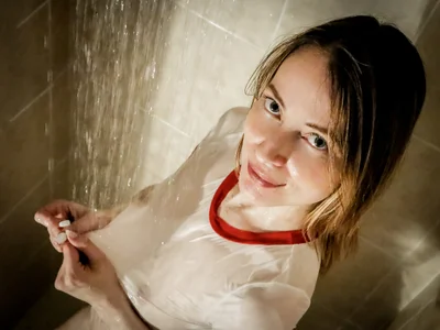 AmbeerWood_ Taking a Shower Foto 5