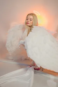 LolaAngellxAngelita on the outside, warm on the inside. Happy Valentine's Day.🔥💗图片 3