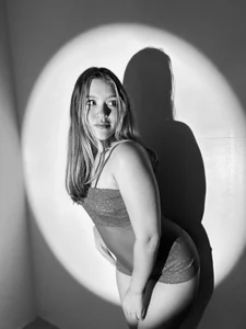 BelaMiller_ Shadow curves...🙊 Εικόνα 3