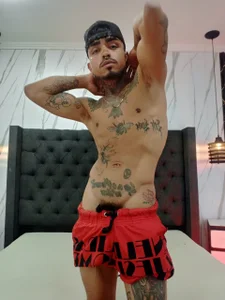 Hot_Latino_x Public Immagine  6