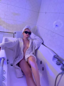 Lezy_: Hot Spa ( 3 фото)