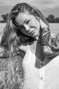 soy_Mira: In the field in a white dress 🤍 ( 2 фото)