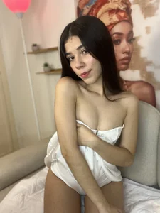“In white, but with intentions that are not so innocent. 🤍” de sofiaacutee  2 Imagens