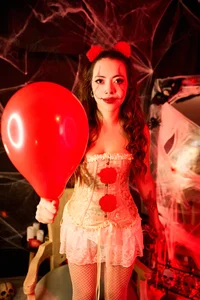 Aliccecullen Hey, do you want a balloon?🎈 Pic
