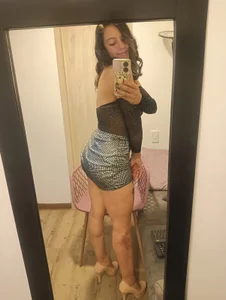 Ariana_blonde 😏 Are you just going to stare, or are you going to come over and get to know me? Bilde 6