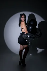 kareena_basu 🎁Do not bring gift ... Better remove the dress 🖤🥂 Immagine  2