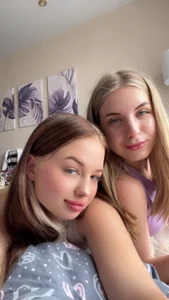 ElwineDainty Double Tease 👯‍♀️ Pic