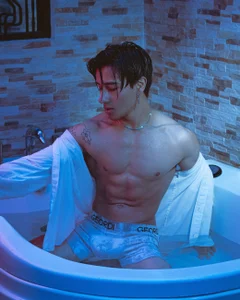 Andy_Joy_のTake a Shower in my jacuzzi 💦🔥の 3枚の写真