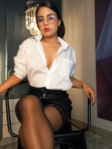 IvyEllis My boss told me that he saw me a little naughty today in the office, what do you think? 😎😎😎😎 Foto 4