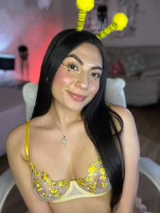 Miller_Vanessa_ This little bee wants your honey🤤 Pic 2