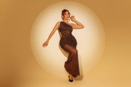 MiaFarrell_ Golden Curve Foto 3