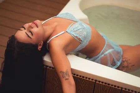 DID YOU MISS ME? I'M BACK ONLINE TO HAVE FUN TOGETHER 😈 od lissareyez  2 snímek