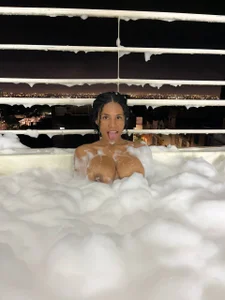 Jade_Thonson1 Can you help me bathe in my foamy bathtub? 👄😉 Pic 3