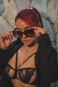 cami_rouxxx_ Black Lingerie and Glasses Bilde 3